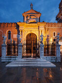 Arsenale di Venezia, die ehemaligen Werft und Flottenbasis im Blau der Nacht, mit beleuchteter Mauer und dem Portal Ingresso di Terra, Arsenal, Castello, Venedig, Venezien, Italien