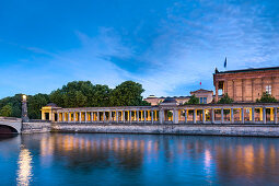 Blick über Spree auf Alte Nationalgalerie, Museumsinsel, Mitte, Berlin, Deutschland