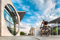 Radfahrer auf Promenade im Regierungsviertel, Marie-Elisabeth-Lüders-Haus, Paul-Löbe-Haus und Reichstag, Regierungsviertel, Mitte, Berlin, Deutschland