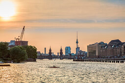 Sonnenuntergang, Blick über die Spree auf Oberbaumbrücke und Fernsehturm, Friedrichshain-Kreuzberg, Berlin, Deutschland