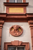 barbusiger Frauenskulptur an der Fassade vom Alten Schloss, Bayreuth, Franken, Bayern, Deutschland