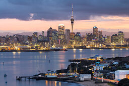 Devonport, Skytower bei Nacht, Auckland, Nordinsel, Neuseeland, Ozeanien