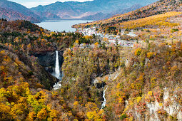 Nikko Kegon Wasserfall und See Chuzenji mit bunten Blättern im Herbst, Nikko, Tochigi Präfektur, Japan