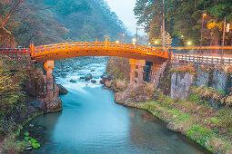 Hölzerne rote Brücke Shinkyo über den Fluss Daiya in Nikko, Tochigi Präfektur, Japan