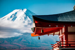 Großaufnahme der Chureito Pagode mit Berg Fuji verschwommen im Hintergrund, Fujiyoshida, Yamanashi Präfektur, Japan