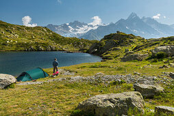 Zelte an den Lacs des Cheserys, Aiguille du Chardonnet, Aiguilles Verte, Haute-Savoie, Frankreich