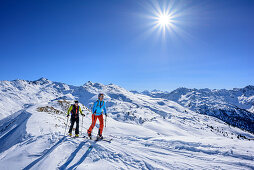 Frau und Mann auf Skitour steigen zu Rosslaufspitze auf, Tuxer Alpen im Hintergrund, Rosslaufspitze, Tuxer Alpen, Tirol, Österreich