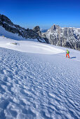 Frau auf Skitour steigt zur Hochfeldscharte auf, Reiteralm im Hintergrund, Sittersbachtal, Hochfeldscharte, Nationalpark Berchtesgaden, Berchtesgadener Alpen, Oberbayern, Bayern, Deutschland