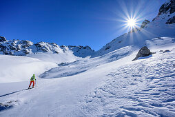 Frau auf Skitour steigt zur Hochfeldscharte auf, Sittersbachtal, Hochfeldscharte, Nationalpark Berchtesgaden, Berchtesgadener Alpen, Oberbayern, Bayern, Deutschland