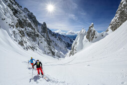 Zwei Personen auf Skitour steigen zur Manndlkogelscharte auf, Manndlkogelscharte, Gosaukamm, Dachstein, UNESCO Welterbe Salzkammergut-Dachstein, Salzburg, Österreich