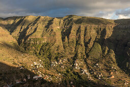 Kulturlandschaft, Terrassenfelder, Ferienhäuser, weiss, Palmen, oberes Valle Gran Rey, La Gomera, Felsklippen, Kanaren, Kanarische Inseln, Spanien