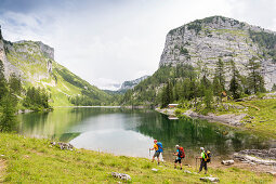 Wanderer am Vorderen Lahngangsee, Totes Gebirge, Bad Aussee, Steiermark, Österreich, Europa