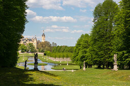 Schweriner Schloss mit Residenzensemble, Schlossgarten mit Kreuzkanal und allegorischen Figuren, Landeshauptstadt, Mecklenburgische Seen, Mecklenburgisches Seenland, Schwerin, Mecklenburg-Vorpommern, Deutschland, Europa