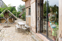 Holiday in the countryside, farm, farm house Bauernkate, garden, mother and son watching out of the window, Biosphere Reserve Schaalsee, Mecklenburg lake district, Klein Thurow, Mecklenburg-West Pomerania, Germany, Europe