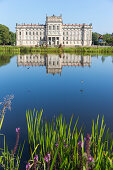 Schloss Ludwigslust, von vorn, See, Blumen, Mecklenburgische Seen, Mecklenburgisches Seenland, Ludwigslust, Mecklenburg-Vorpommern, Deutschland, Europa