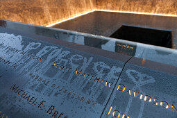 Gravierte Namen der Opfer von 9/11, World Trade Center Memorial, New York City, USA