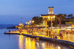 Promenade von Lazise am Gardasee, Oberitalienische Seen, Venetien, Norditalien, Italien, Südeuropa, Europa