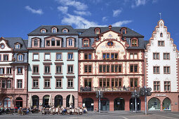 'Häuser am Marktplatz mit Cafés und Bars in der Altstadt Mainz; Rheinland-Pfalz; Deutschland, Europa '