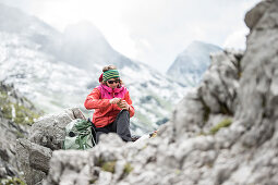 Junge Wanderin macht eine Pause in der Nähe des Muttlerkopf in den Alpen