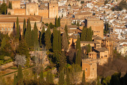 Alhambra, Palast, Festungsanlage, Palastburb, und Generalife, Gartenanlage, UNESCO Welterbe, Sierra Nevada mit Schnee, Granada, Andalusien, Spanien, Europa
