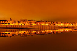 Barrio de Triana im Abendlicht mit Spiegelung, Stadtviertel Triana, Rio Guadalquivir, Fluss, Calle Betis, Sevilla, Andalusien, Spanien, Europa