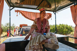 Frau in einem Anhänger, El Rocio, Wallfahrt nach El Rocio, Fest, Pfingsten, Provinz Huelva, Provinz Sevilla, Andalusien, Spanien, Europa