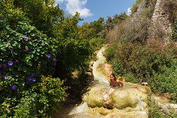 badende junge Frau, Wasserfall, Quelle, Hochebene von La Muela, Santa Lucia, bei Conil, Costa de la Luz, Provinz Cadiz, Andalusien, Spanien, Europa