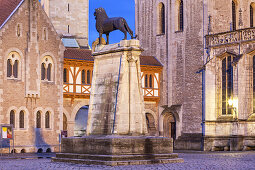 Braunschweiger Löwe auf dem Burgplatz mit Burg Dankwardrode und Dom St. Blasii, Braunschweig, Niedersachsen, Norddeutschland, Deutschland, Europa