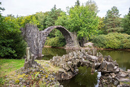 Rakotzbrücke über den Rakotzsee im Rhododendronpark Kromlau, Sachsen, Deutschland, Europa