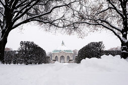 Pavillon bei Schneefall im Hofgarten, München, Deutschland