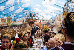 Frauen in Goldhauben auf dem Oktoberfest, München, Oberbayern, Bayern, Deutschland