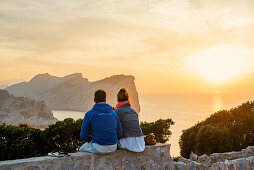 Paar schaut Sonnenuntergang, Kap Formentor, Port de Pollença, Serra de Tramuntana, Mallorca, Balearen, Spanien