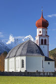 Kirche Heilig Maria Magdalena in Leutasch dahinter die Hohe Munde (2.662 m), Leutasch, Nordtirol, Tirol, Österreich, Europa