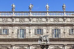 Prächtige Fassade des Palazzo Maffei an der Piazza delle Erbe in Verona, Venetien, Norditalien, Italien, Südeuropa, Europa