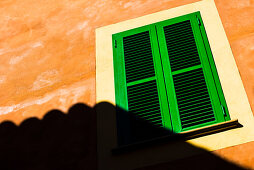 Schatten des Nachbarhauses auf einer Hauswand in der Altstadt, Valldemossa, Mallorca, Spanien