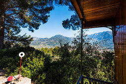 Blick aus dem historischen Zug zwischen Sóller und Palma auf das Tramuntanagebirge, Sóller, Mallorca, Spanien