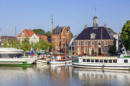 Hafen mit Alter Waage in Leer, Ostfriesland, Niedersachsen, Norddeutschland, Deutschland, Europa