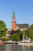 Hafen mit Rathaus in Leer, Ostfriesland, Niedersachsen, Norddeutschland, Deutschland, Europa