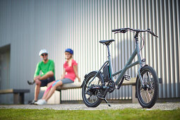 Mann und Frau auf eBike in der Stadt, München, Bayern, Deutschland