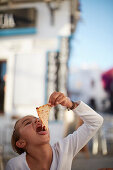 8jähriges Mädchen isst Pizzastück , Conil de la Frontera, Andalusien, Südwestküste Spanien, Atlantik, Europa