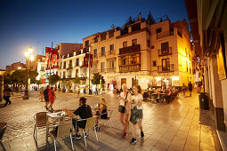 Strassencafes  auf dem Platz vor der Kathedrale , Sevilla, Andalusien, Spanien, Europa
