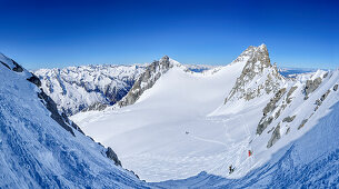 Panorama mit Personen auf Skitour steigen zur Reichenspitze auf, Kuchelmooskopf und Wildgerlosspitze im Hintergrund, Reichenspitze, Zillertaler Alpen, Tirol, Österreich