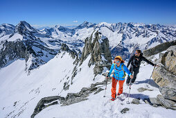 Zwei Personen auf Skitour steigen zum Grundschartner auf, Grundschartner, Zillertaler Alpen, Tirol, Österreich
