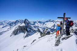 Drei Personen auf Skitour stehen am Gipfel des Grundschartners, Grundschartner, Zillertaler Alpen, Tirol, Österreich