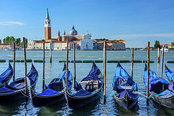 San Giorgio Maggiore mit Gondeln im Vordergrund, Venedig, UNESCO Weltkulturerbe Venedig, Venetien, Italien