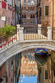 Fußgängerbrücke führt über Kanal, Venedig, UNESCO Weltkulturerbe Venedig, Venetien, Italien
