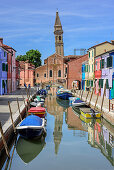 Kanal mit bunten Häusern, Kirche im Hintergrund, Burano, bei Venedig, UNESCO Weltkulturerbe Venedig, Venetien, Italien