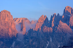 Felszacken der Brenta mit Guglia im Morgenrot, vom Croz dell' Altissimo, Brentagruppe, UNESCO Welterbe Dolomiten, Trentino, Italien