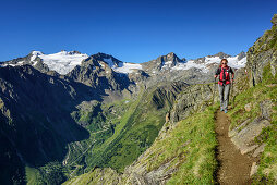 Frau beim Wandern mit Stubaier Alpen mit Wilder Pfaff und Zuckerhütl im Hintergrund, Stubaier Höhenweg, Stubaier Alpen, Tirol, Österreich