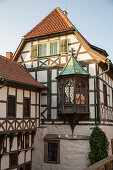 Detail vom ersten Burghof mit Fachwerkgebäude auf der Wartburg, Eisenach, Thüringen, Deutschland, Europa